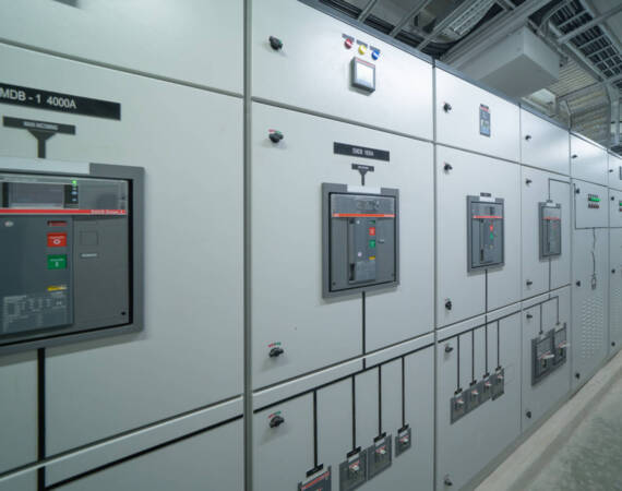 Innenraum des Elektroraums. Maschinenschränke für Energiemotoren im Kontroll- oder Serverraum, Hauptbetreiberstationsnetzwerk und Schaltzentrum im Industriefabrik-Fertigungssystem. Generator